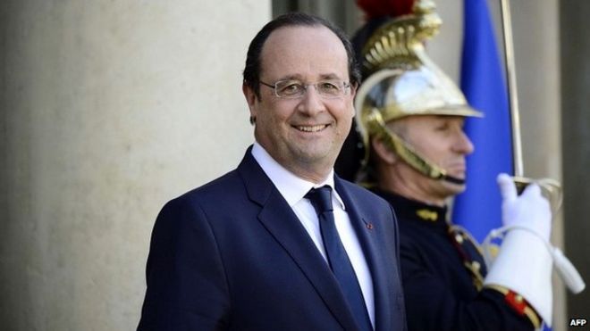 Франсуа Олланд возле Елисейского президентского дворца в Париже - 1 апреля 2014 года