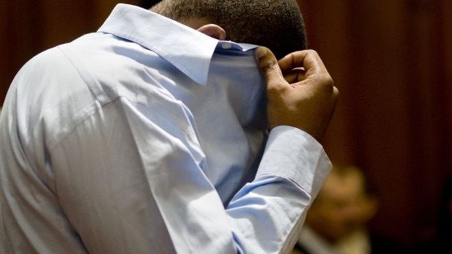 Дзола Тонго в суде в Кейптауне - декабрь 2010 г.