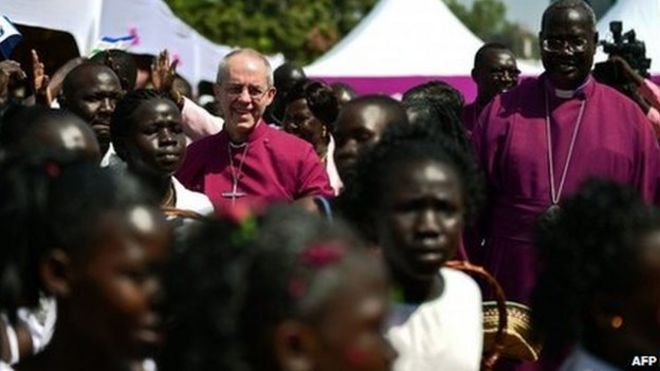 Архиепископ Кентерберийский Джастин Уэлби (C) посетил церковь Всех Святых ECS в Джубе, Южный Судан, 30 января 2014 года.
