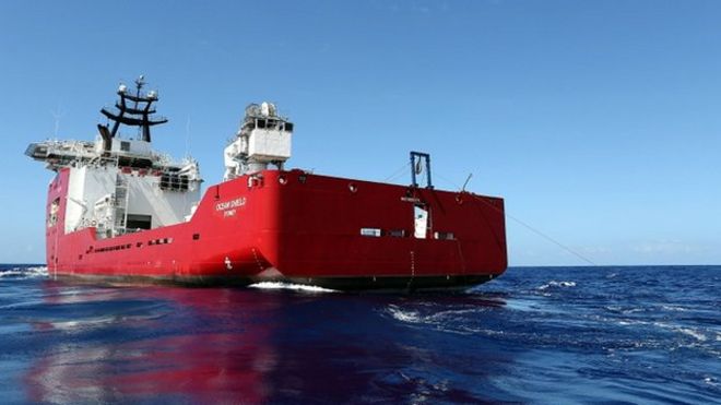 На этом снимке, выпущенном Австралийскими силами обороны 5 апреля 2014 года, показано, что австралийское военно-морское судно Ocean Shield тащит за собой буксируемый локатор. Ocean Shield также несет автономный подводный аппарат Bluefin-21
