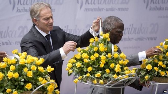 Бывший премьер-министр Великобритании Тони Блэр (слева) и бывший президент Южной Африки Табо Мбеки (справа) возлагают памятный венок на церемонии в Кигали, посвященной 20-й годовщине геноцида в Руанде (7 апреля 2014 года)