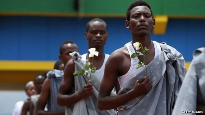 Артисты выходят на стадион Амахоро во время празднования 20-й годовщины геноцида 1994 года 7 апреля 2014 года в Кигали, Руанда.