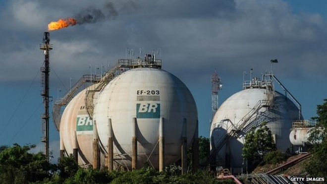 Газовые цистерны бразильского государственного нефтяного гиганта Petrobras на реке Негро, Манаус, Бразилия