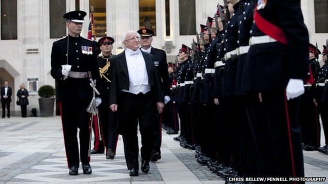 Президент Ирландии Майкл Д. Хиггинс осмотрел Почетный караул, когда он прибыл на банкет в его честь в лондонской ратуше