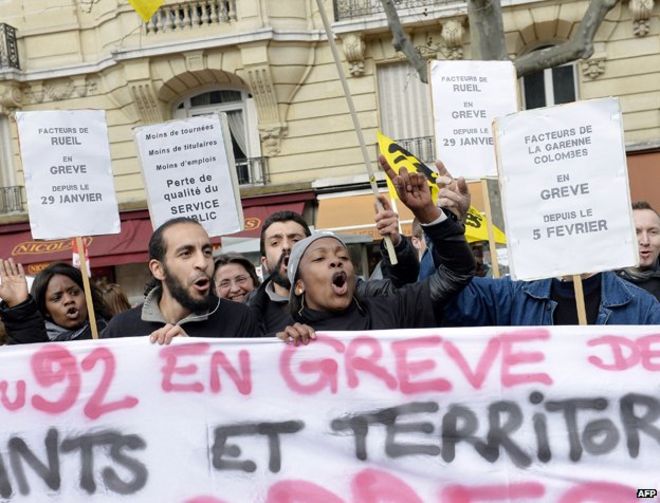 Люди выкрикивают лозунги во время демонстрации протеста, созванного профсоюзами CGT, FO, бывшего Советского Союза и Солидарности, на улицах Парижа 18 марта 2014 года