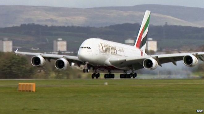 A380 приземляется в аэропорту Глазго
