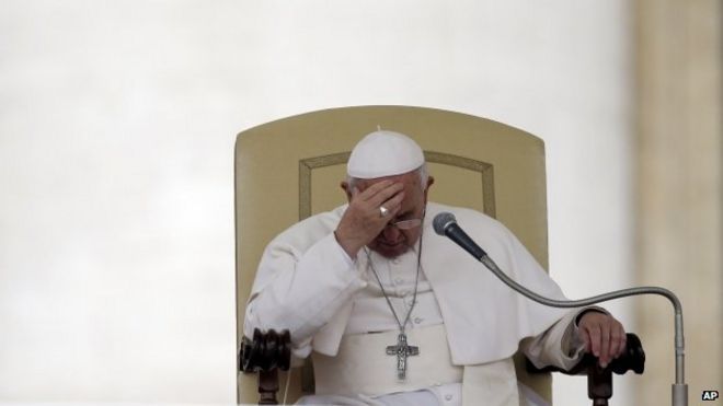 Фото из архива: Папа Фрэнсис касается своего лба после того, как он произнес свою речь во время общей аудитории на площади Святого Петра в Ватикане, 9 апреля 2014 года