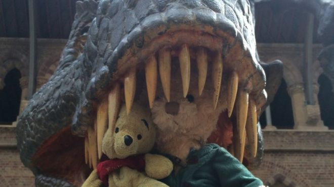 Барни и Пух в челюсти T-Rex. Фото: Джейсон Саммут