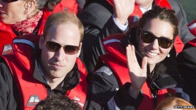 Герцог и герцогиня улыбаются и машут с реактивного катера