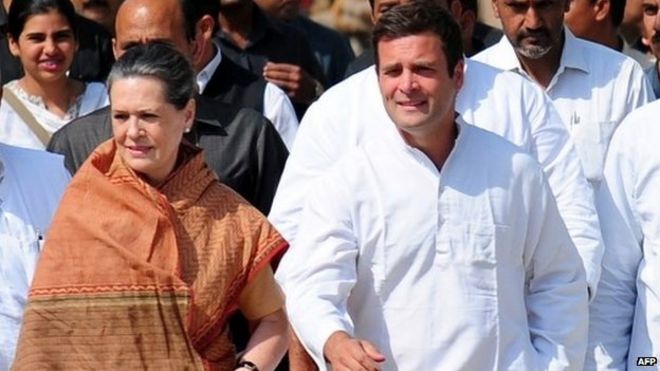 Вице-президент Партии Конгресса Индии Рахул Ганди (R) и президент партии Соня Ганди