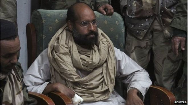 Саиф аль-Ислам Каддафи находится под стражей боевиков в Обари в ноябре 2011 года