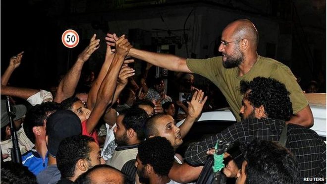 Саиф Аль-Ислам Каддафи приветствует своих сторонников в Триполи 23 августа 2011 года