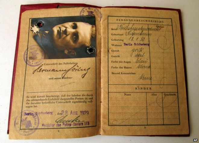 Изображение, предоставленное французским аукционным домом Vermot de Pas, показывает паспорт нацистского лидера Германа Геринга 14 апреля 2014 года.