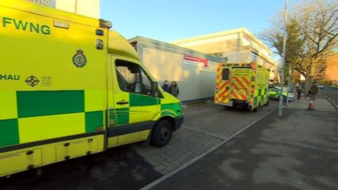Машины скорой помощи возле Университетской больницы Уэльса, Кардифф