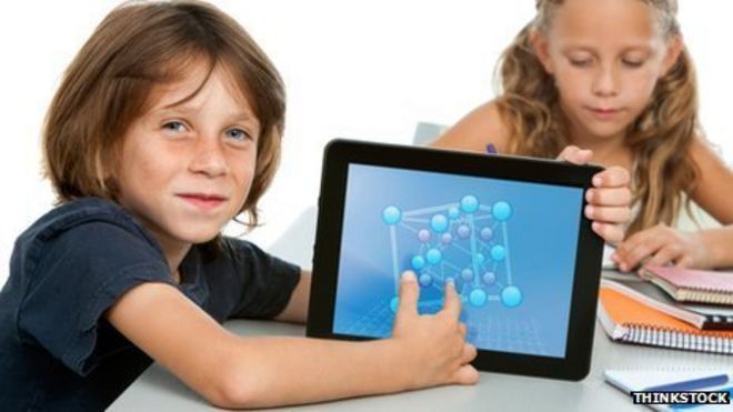 Ребенок с планшетным компьютером