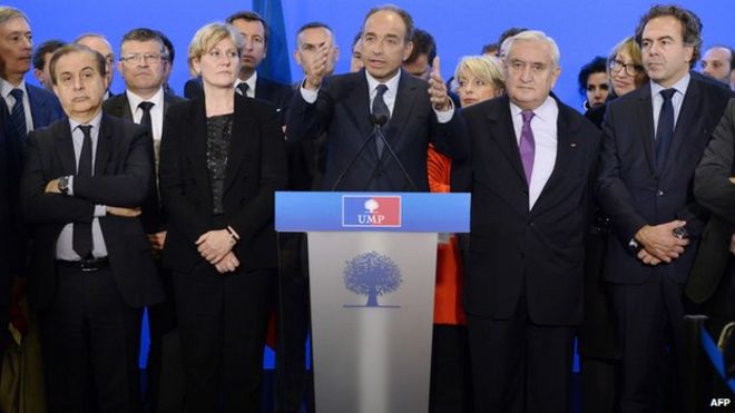 Лидер UMP Жан-Франсуа Коуп (в центре) с высокопоставленными представителями партии