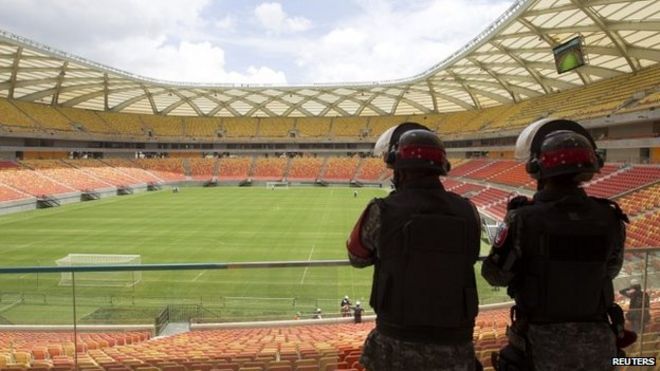 Спецназ стоит на страже на стадионе Arena Amazonia в Манаусе, 16 февраля 2014 года.