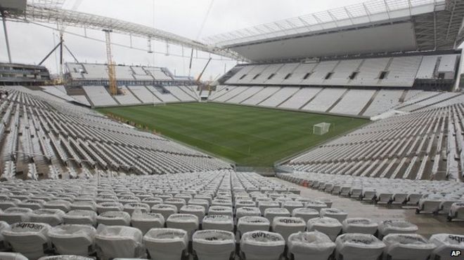 Общий вид все еще недостроенного стадиона Итакерао в Сан-Паулу, Бразилия, 15 апреля 2014 года.