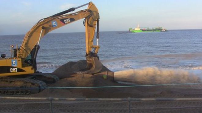 Работы по ликвидации последствий наводнения на побережье Линкольншира