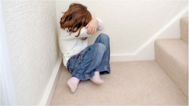Молодая девушка на лестнице скрывает свое лицо
