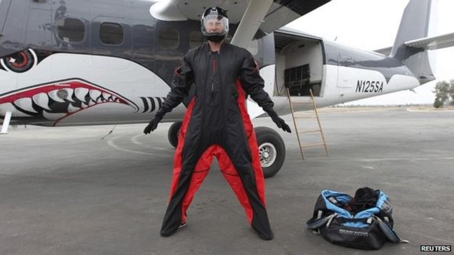 Джемпер Огвин из джемпера Wingsuit представляет свой наряд для средств массовой информации в Калифорнии - 26 февраля 2014 года