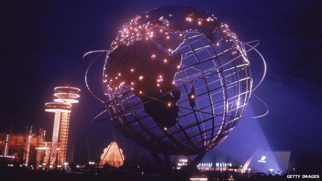 Полушарие с фонтаном и огнями на NY World's Fair