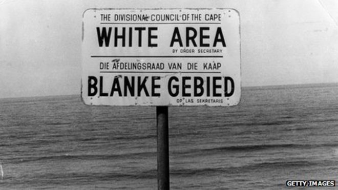 Указатель эпохи апартеида, указывающий только на область белых