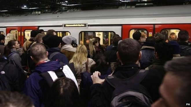 Пассажиры во время забастовки Tube