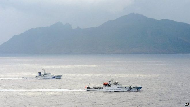 На этой фотографии, сделанной 23 апреля 2013 года, судно береговой охраны Японии (L) плывет вместе с китайским кораблем наблюдения возле спорных островов
