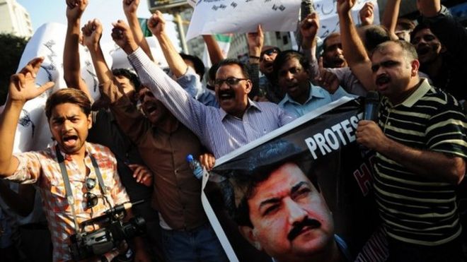 Пакистанские журналисты выкрикивают лозунги во время акции протеста против нападения на телеведущего Хамида Мира в Карачи 21 апреля 2014 года.