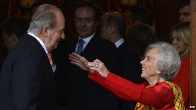 Король Испании Хуан Карлос приветствует мексиканскую журналистку Елену Понятовскую перед церемонией вручения ей премии Литовской премии 2013 года по литературе в Университете Алькала в Мадриде 23 апреля 2014 года