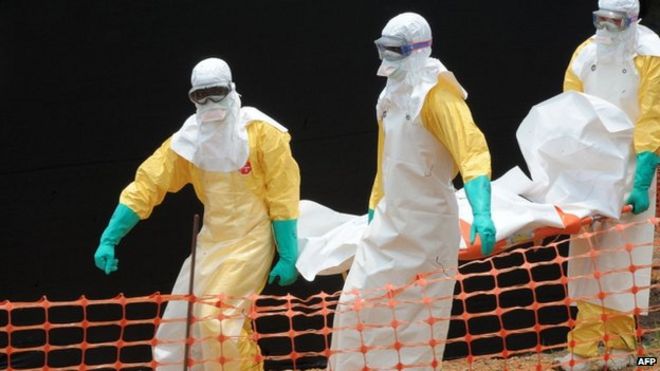 Сотрудники MSF несут тело человека, убитого Эболой в Гекеду - 1 апреля 2014 года