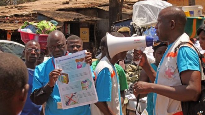 Работники здравоохранения рассказывают людям о вирусе Эбола и о том, как предотвратить заражение, в Конакри, Гвинея, 31 марта 2014 года