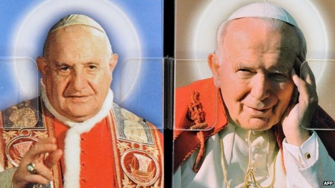 Открытки с изображением папы Иоанна XXIII (слева) и папы Иоанна Павла II в магазине в центре Рима, 21 апреля 2014 года