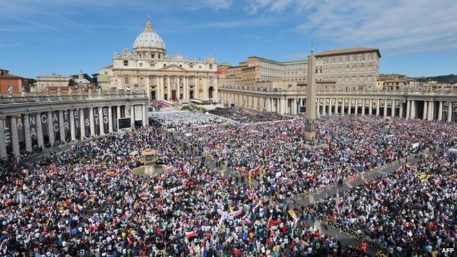 Фото из архива: общий вид площади Святого Петра во время церемонии беатификации Иоанна Павла II в Ватикане, 1 мая 2011 года