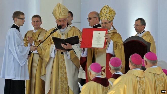Фото из архива: Архиепископ Анджело Амато, префект Ватикана Конгрегации по делам святых, показывает документы по беатификации в Варшаве 6 июня 2010 года