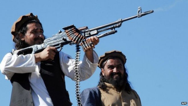 Фото из архива: Пакистанский командир талибов Хакимулла Мехсуд ставит и выпускает пули для группы представителей средств массовой информации в районе Мамузай агентства Оракзай, Пакистан, 26 ноября 2008 г.