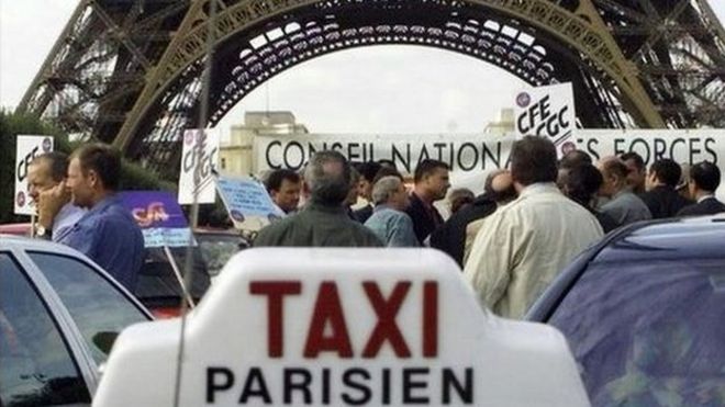 Такси у Эйфелевой башни