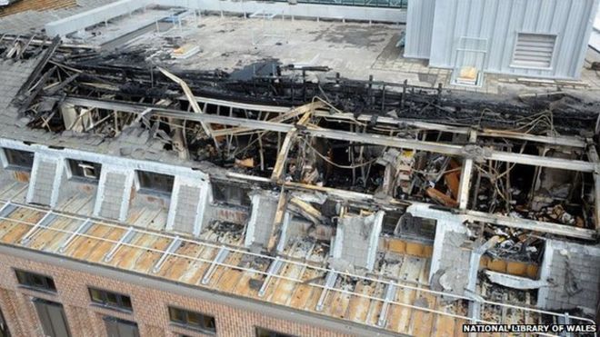 Повреждение крыши Национальной библиотеки Уэльса
