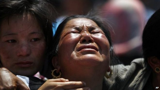 Родственники альпинистов, погибших в лавине на горе Эверест, плачут во время похоронной церемонии в Катманду, Непал