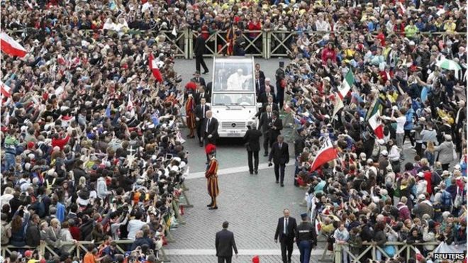 Папа Франциск приветствует верующих на площади Святого Петра в Ватикане 27 апреля
