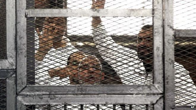 Лидер «Братьев-мусульман» Мохаммед Бади (в центре внизу) и старший деятель Братства Салах Солтан (справа) в зале суда в Каире, Египет - 1 апреля 2014 года