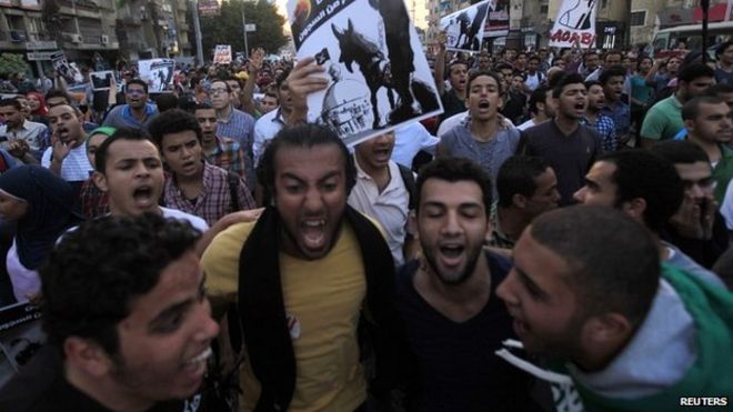 Демонстранты выкрикивают лозунги против правительства и бывшего главнокомандующего Египта Абдель Фаттах аль-Сиси возле президентского дворца Эль-Тадия в Каире, 26 апреля 2014 года