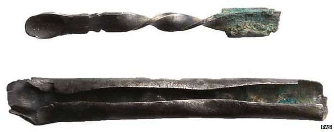 Средневековый серебряный ушной совок