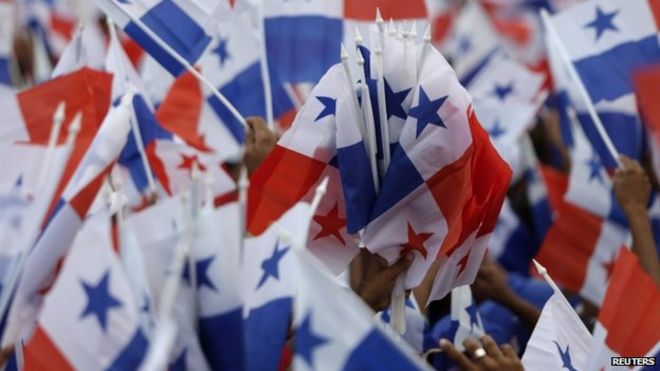 Сторонники развевают флаги Панамы на предвыборном митинге в Панама-Сити 26 апреля 2014 года