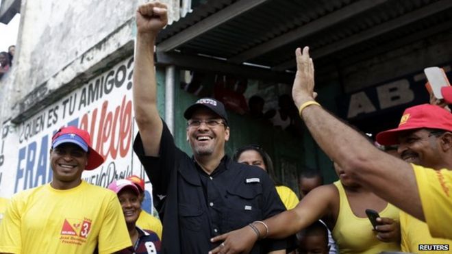 Хосе Доминго Ариас, кандидат в президенты от правящей партии "Демократические перемены" (CD), приветствует своих сторонников во время пешеходной кампании в районе с низким доходом в Панама-Сити 21 апреля 2014 года