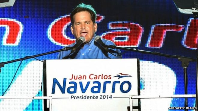 Кандидат в президенты Панамы Хуан Карлос Наварро, Революционно-демократическая партия (ПРД), обращается к сторонникам во время заключительного митинга в Панама-Сити 26 апреля 2014 года.