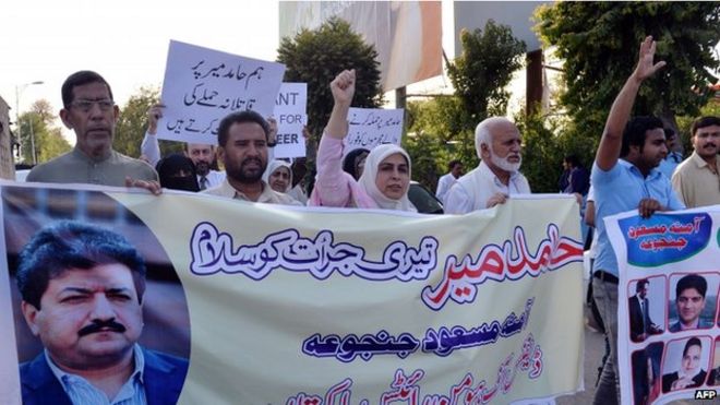 Пакистанские активисты пакистанской организации «Защита прав человека» выкрикивают лозунги во время акции протеста против нападения телевизионного журналиста Хамида Мира на боевиков в Исламабаде (22 апреля 2014 года)