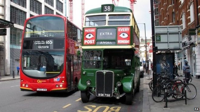 Старый автобус Routemaster виден в Vauxhall Bridge Road