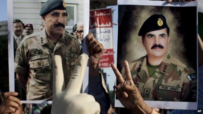 Сторонники пакистанской армии держат фотографии шефа генерала Рахила Шарифа (справа) и шефа межведомственной разведки Пакистана генерала Захирула Ислама на митинге в Карачи, Пакистан (25 апреля 2014 года)